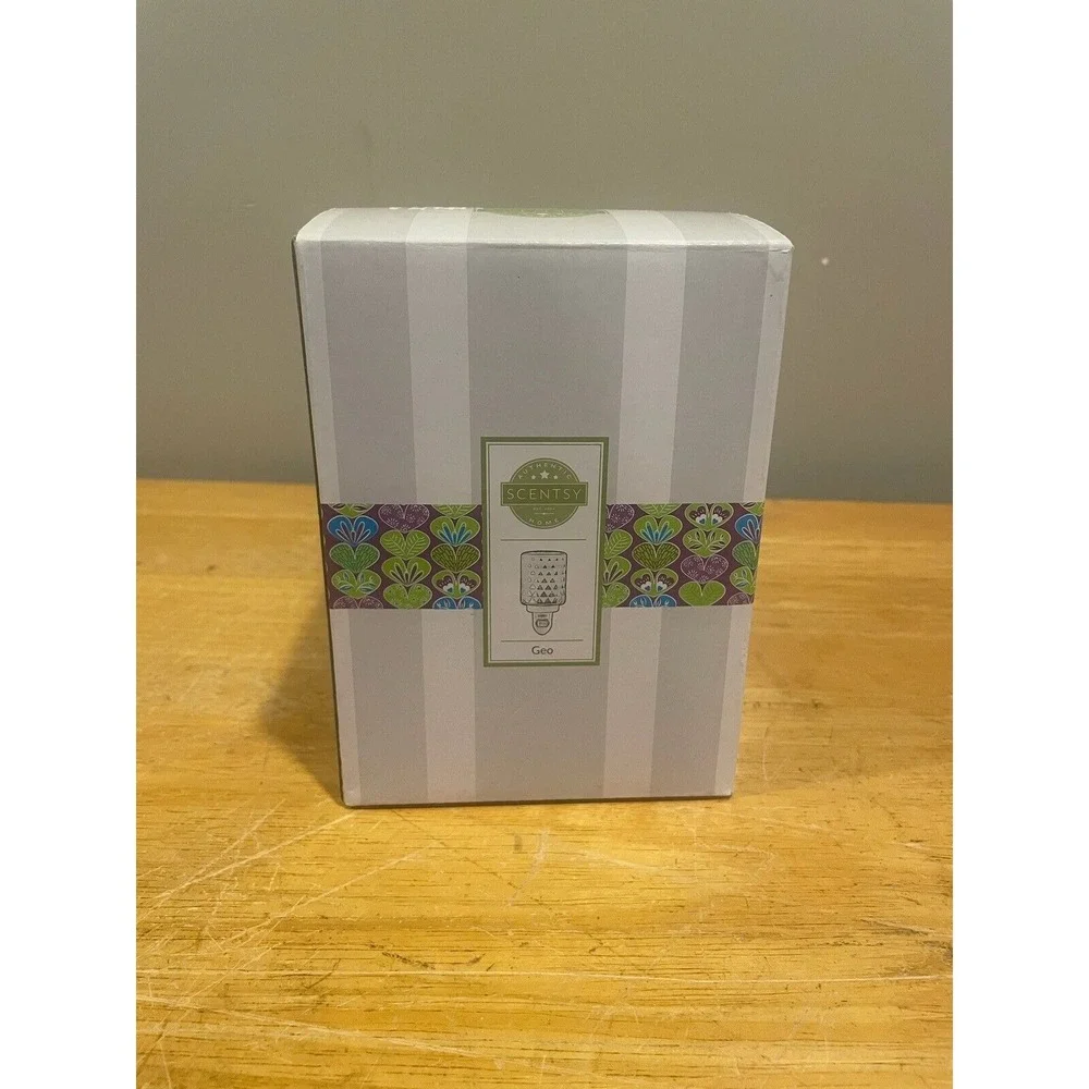 Scentsy‎ GEO PLUG IN Glass Wall Wax Warmer Mini Night Lite Discontinued NIB